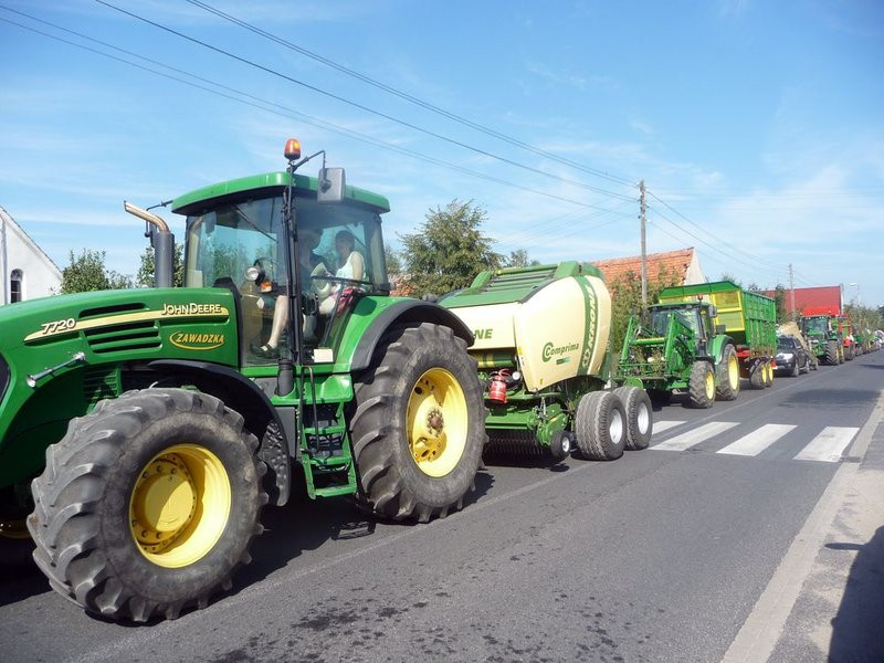 Parada słomianych dożynkowych postaci (zdjęcia)