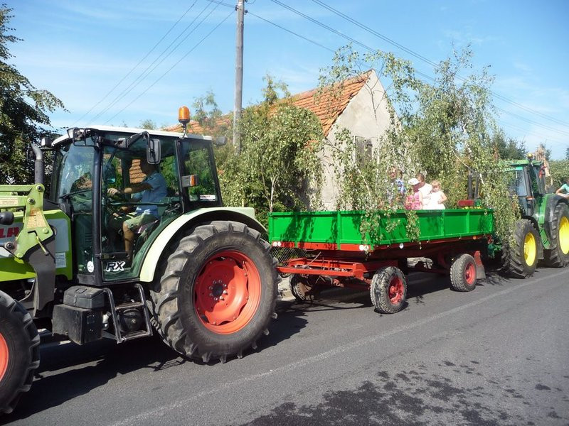 Parada słomianych dożynkowych postaci (zdjęcia)