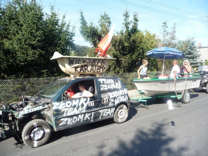 Parada słomianych dożynkowych postaci (zdjęcia)