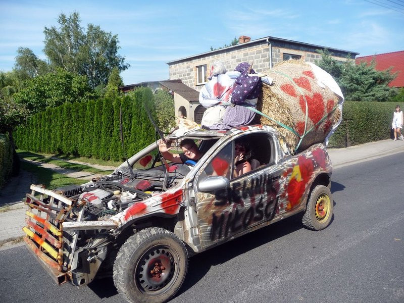 Parada słomianych dożynkowych postaci (zdjęcia)