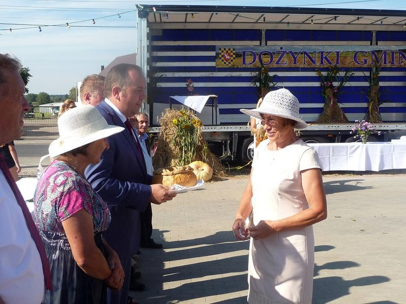 Parada słomianych dożynkowych postaci (zdjęcia)