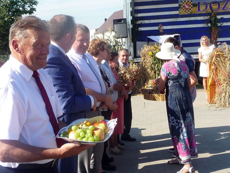 Parada słomianych dożynkowych postaci (zdjęcia)