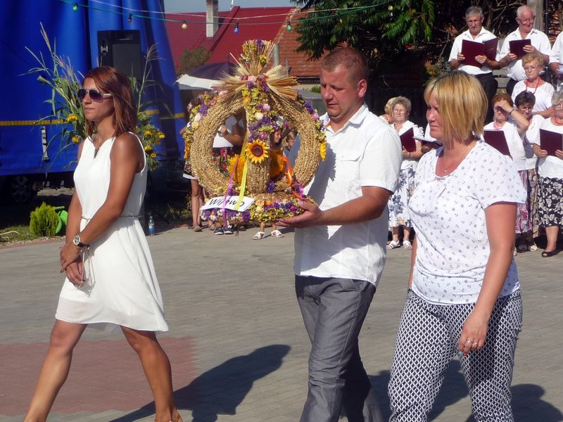 Parada słomianych dożynkowych postaci (zdjęcia)