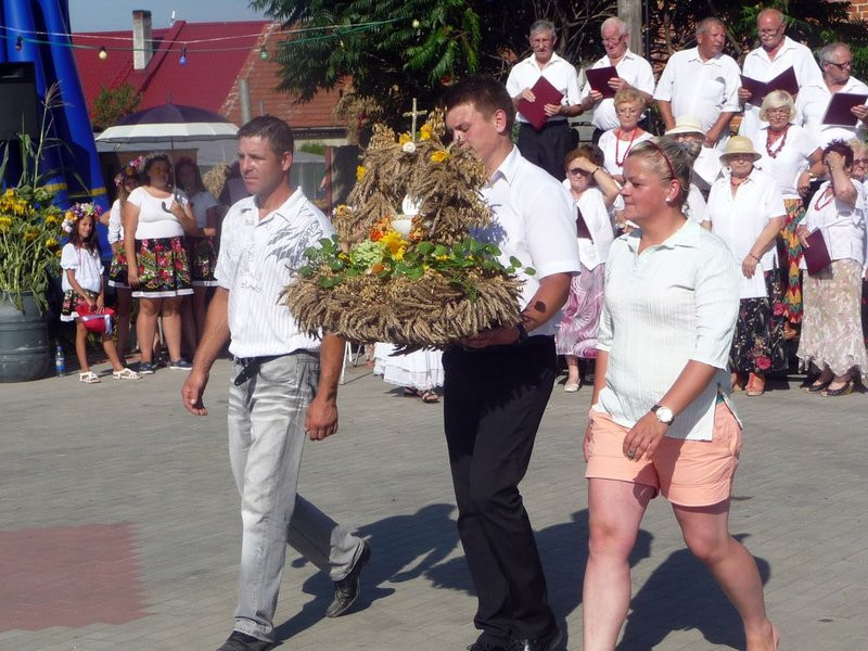Parada słomianych dożynkowych postaci (zdjęcia)