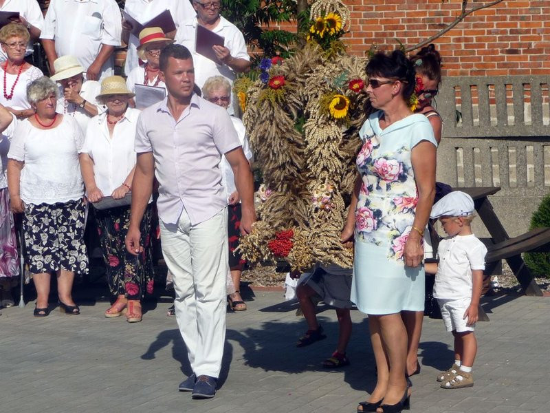 Parada słomianych dożynkowych postaci (zdjęcia)