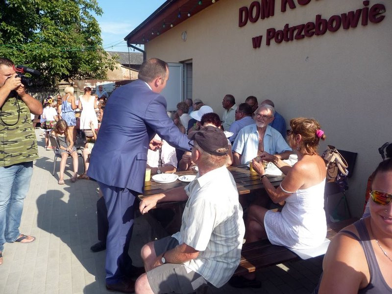 Parada słomianych dożynkowych postaci (zdjęcia)