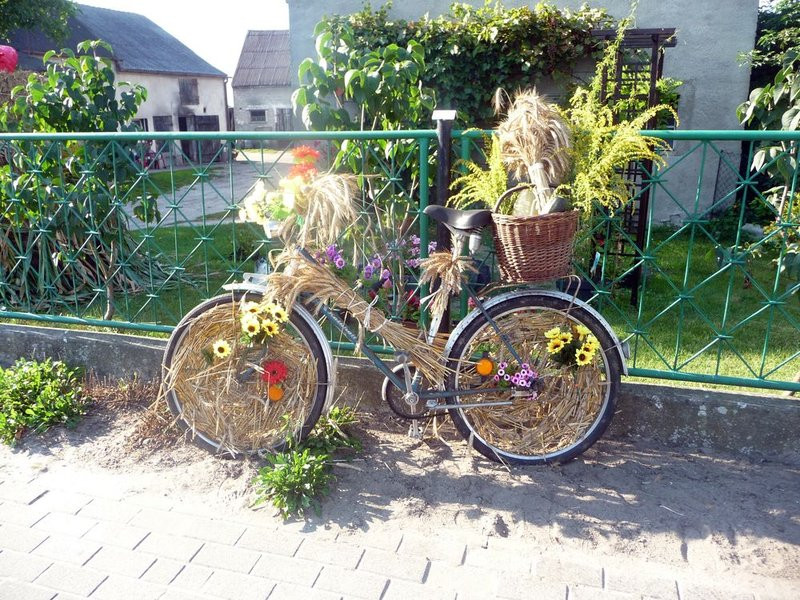 Parada słomianych dożynkowych postaci (zdjęcia)