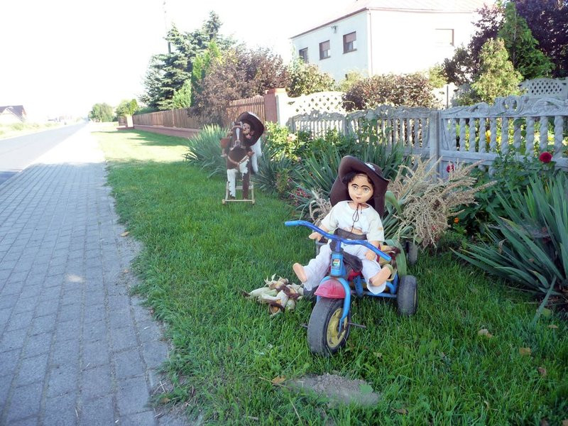 Parada słomianych dożynkowych postaci (zdjęcia)