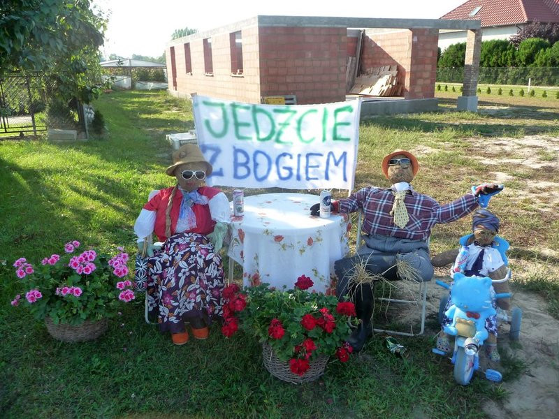 Parada słomianych dożynkowych postaci (zdjęcia)
