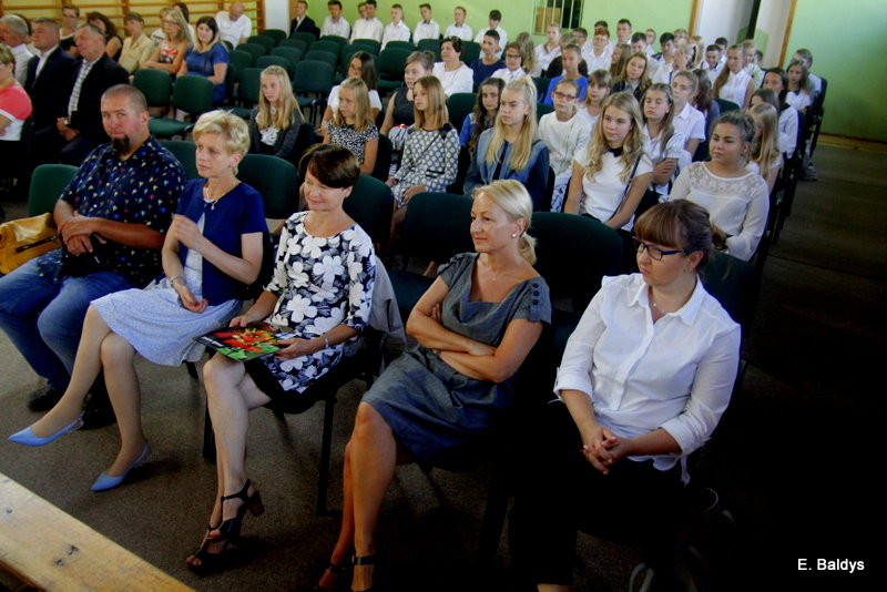 10 pierwszoklasistów w ZS w Osiecznej (zdjęcia)