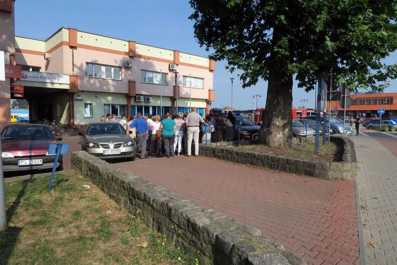 Ratownicy na poczcie przy ulicy Dworcowej