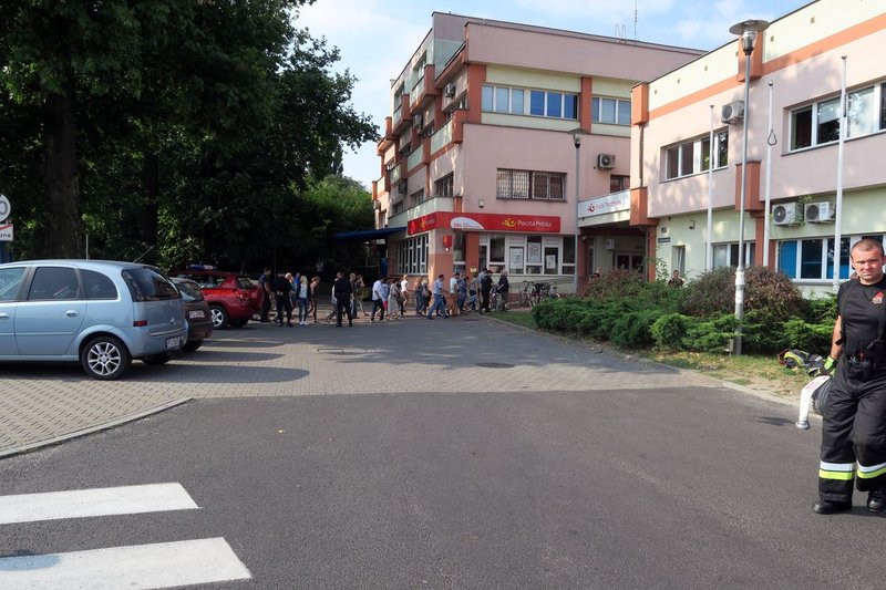 Ratownicy na poczcie przy ulicy Dworcowej