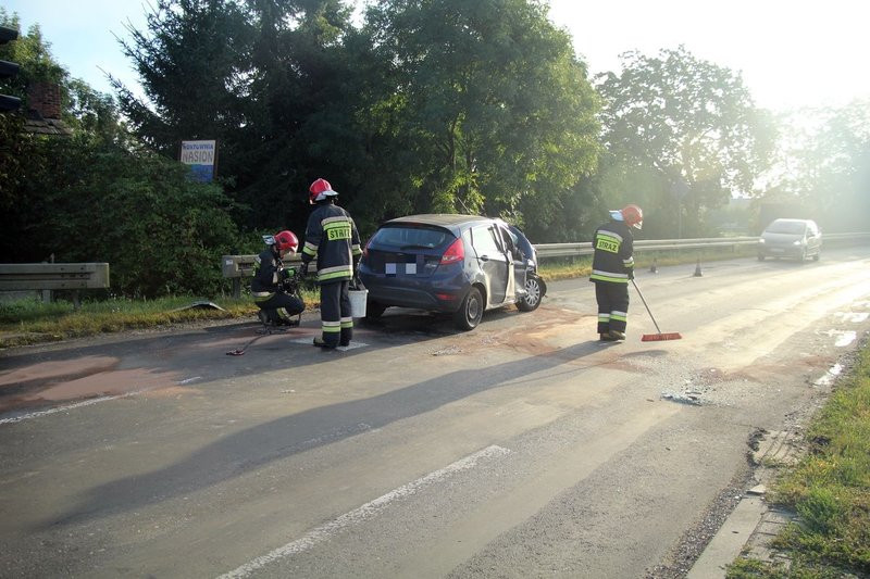 Zderzenie w Kąkolewie, jedna osoba poszkodowana (zdjęcia)