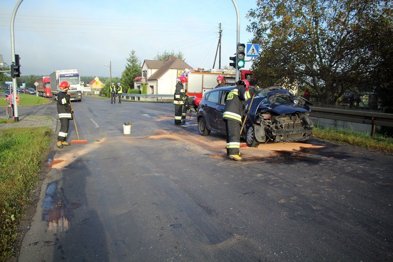 Zderzenie w Kąkolewie, jedna osoba poszkodowana (zdjęcia)