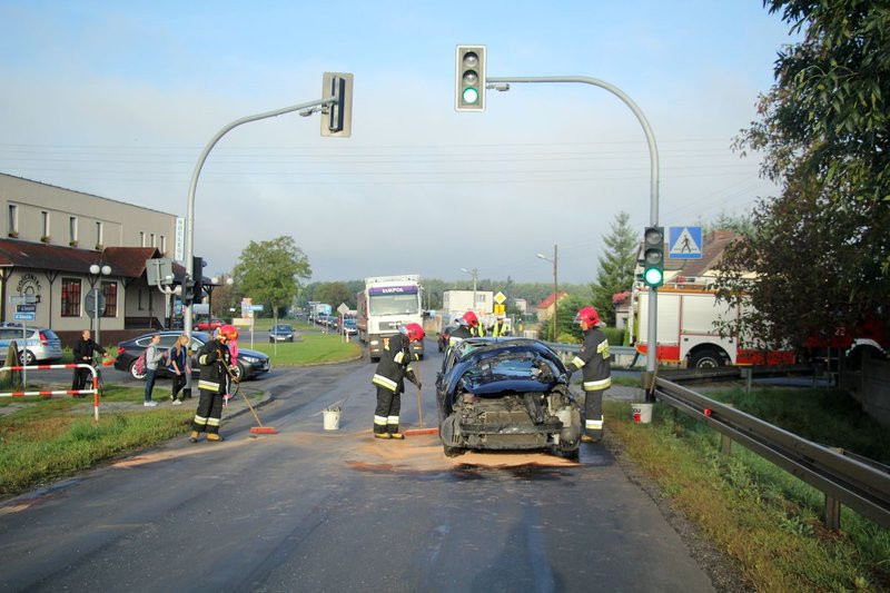 Zderzenie w Kąkolewie, jedna osoba poszkodowana (zdjęcia)