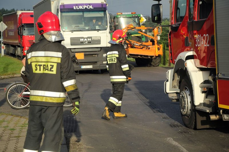 Zderzenie w Kąkolewie, jedna osoba poszkodowana (zdjęcia)