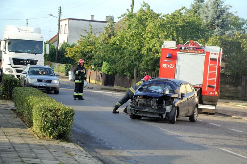 Zderzenie w Kąkolewie, jedna osoba poszkodowana (zdjęcia)