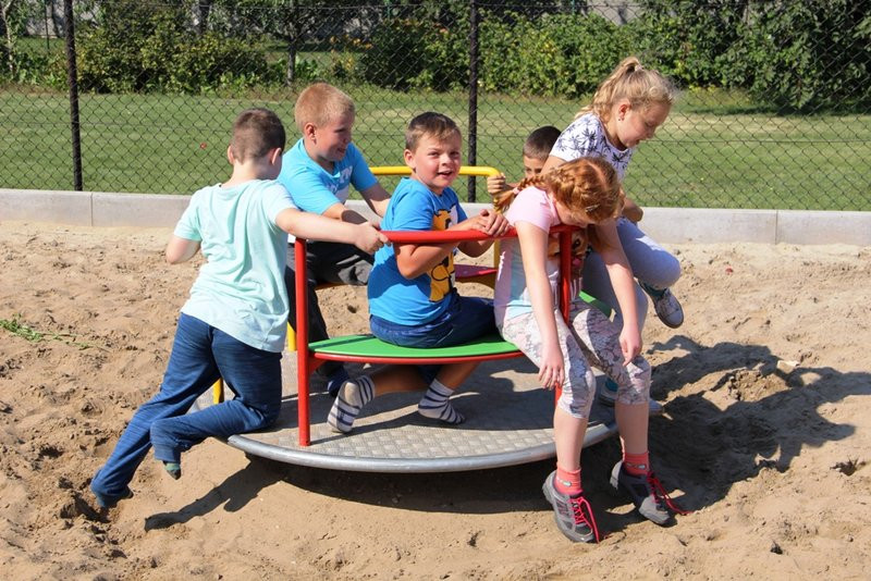 Plac zabaw w prezencie od rodziców (zdjęcia)