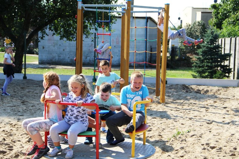 Plac zabaw w prezencie od rodziców (zdjęcia)