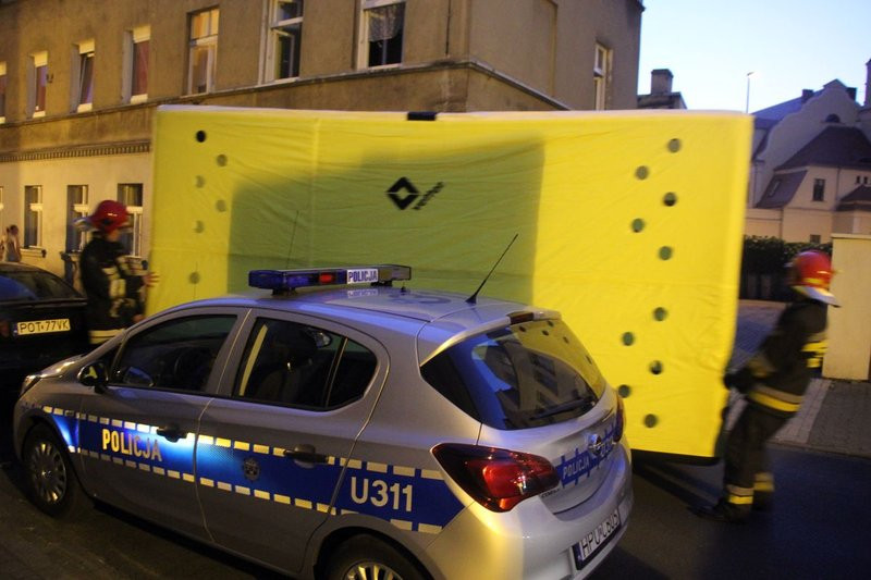 Chciał wyskoczyć z okna? (zdjęcia)