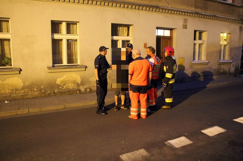 Chciał wyskoczyć z okna? (zdjęcia)