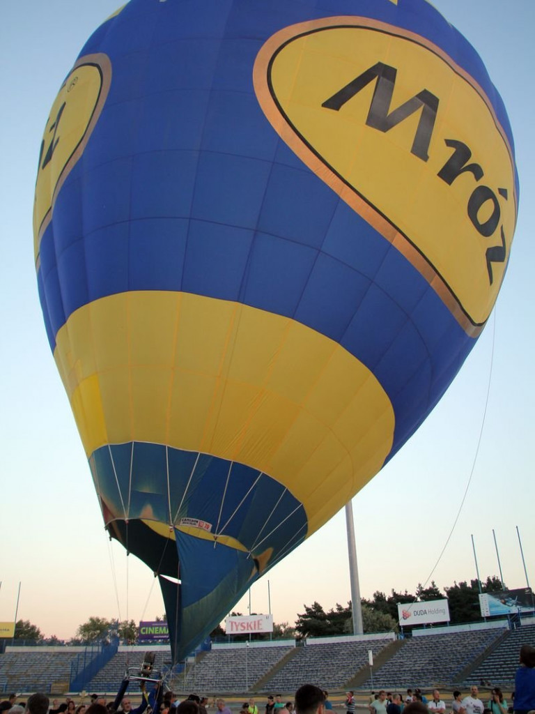 Balonowe widowisko na stadionie (zdjęcia)