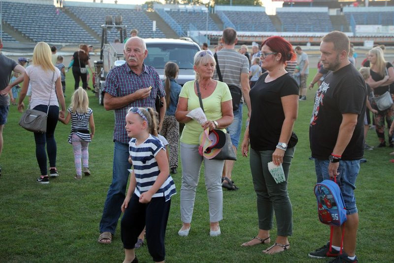 Balonowe widowisko na stadionie (zdjęcia)