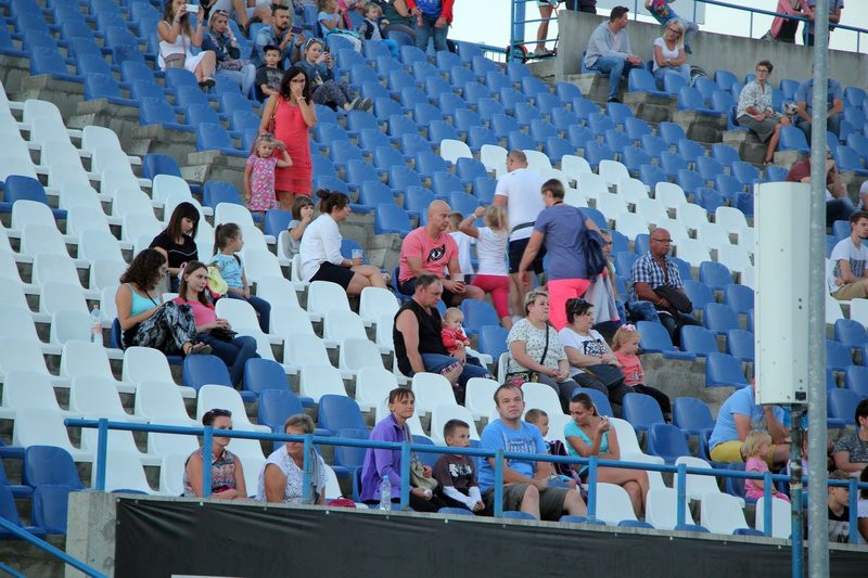 Balonowe widowisko na stadionie (zdjęcia)