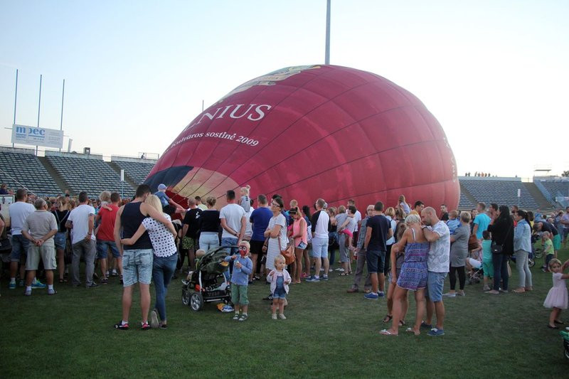 Balonowe widowisko na stadionie (zdjęcia)