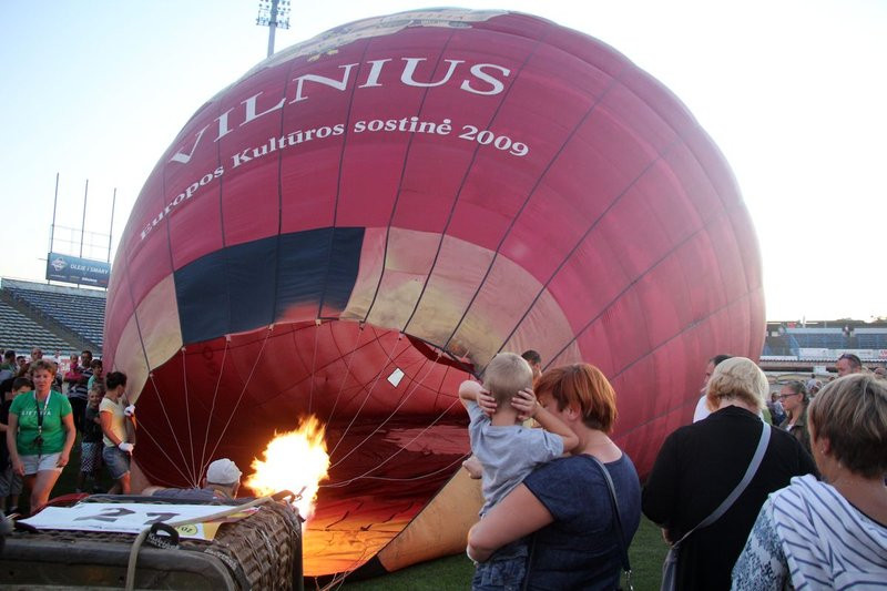 Balonowe widowisko na stadionie (zdjęcia)