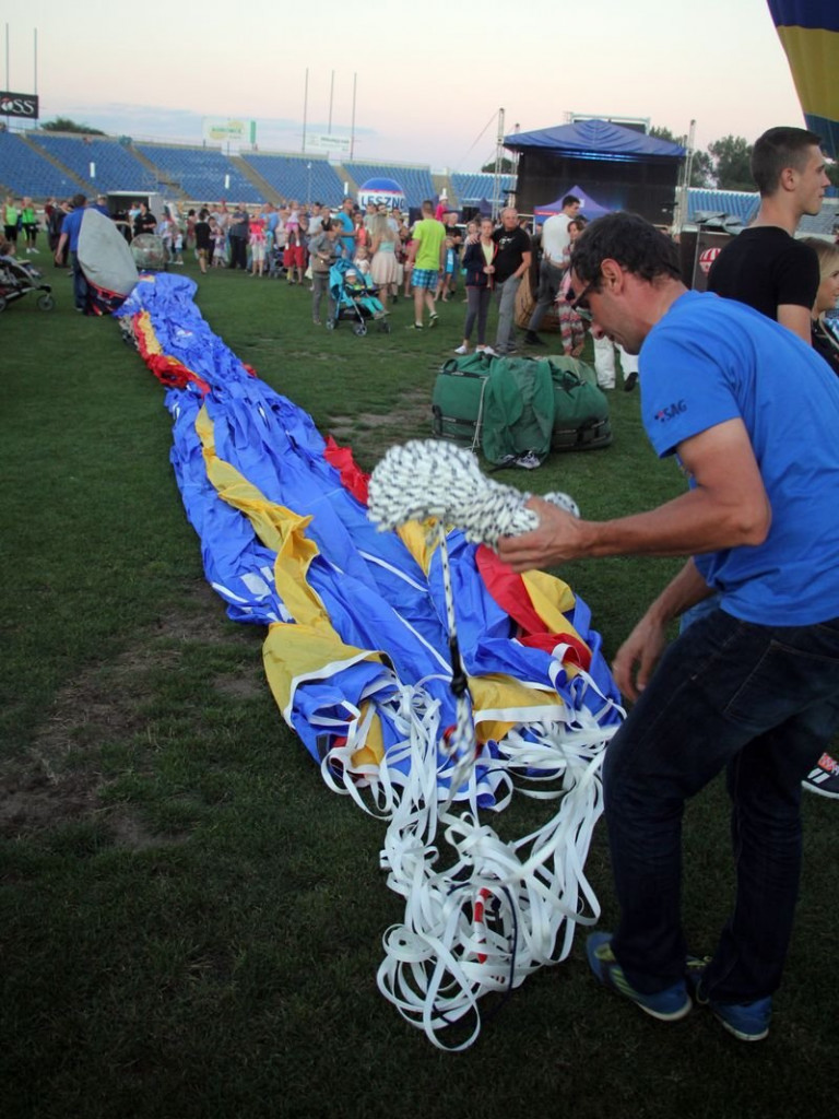 Balonowe widowisko na stadionie (zdjęcia)