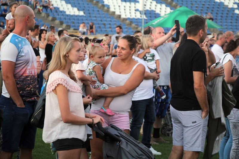 Balonowe widowisko na stadionie (zdjęcia)
