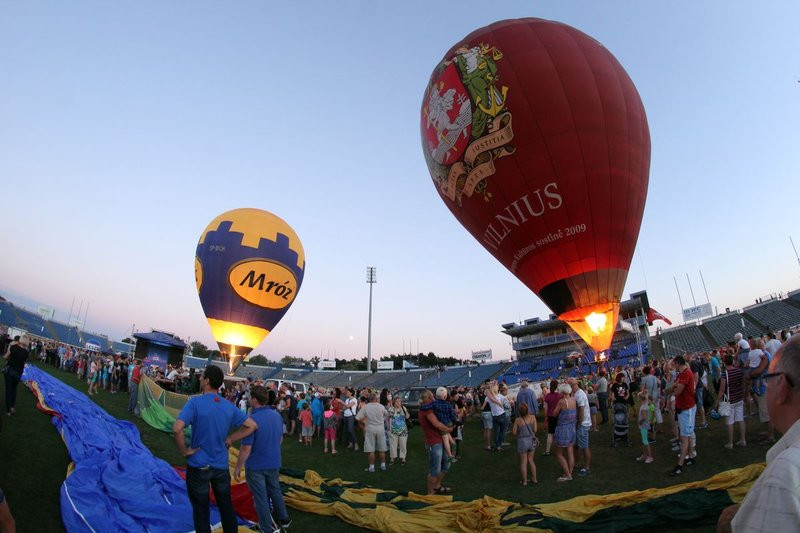Balonowe widowisko na stadionie (zdjęcia)