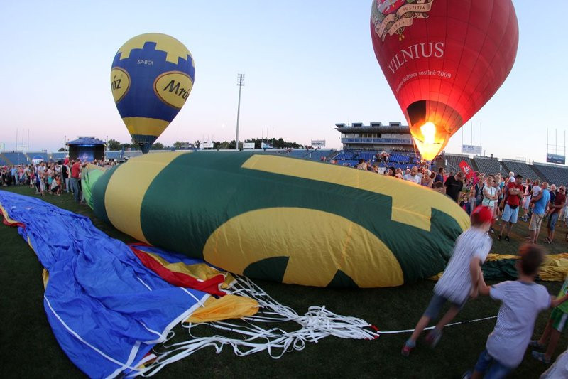 Balonowe widowisko na stadionie (zdjęcia)