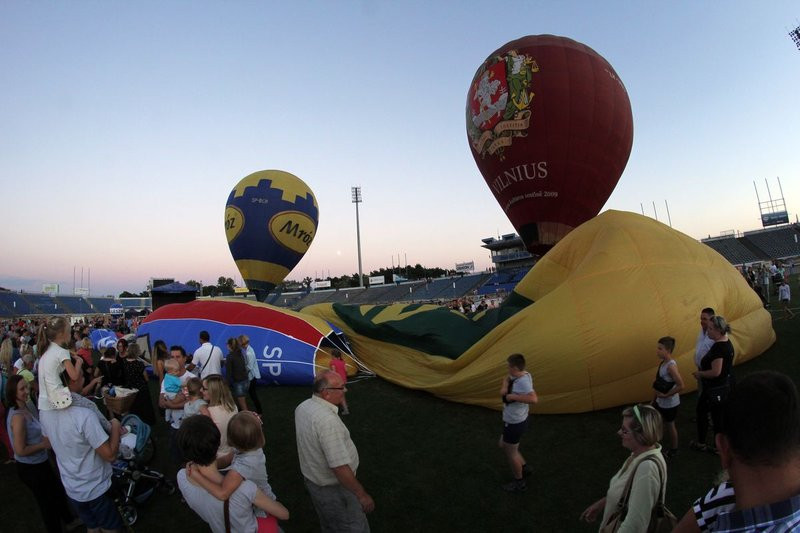 Balonowe widowisko na stadionie (zdjęcia)