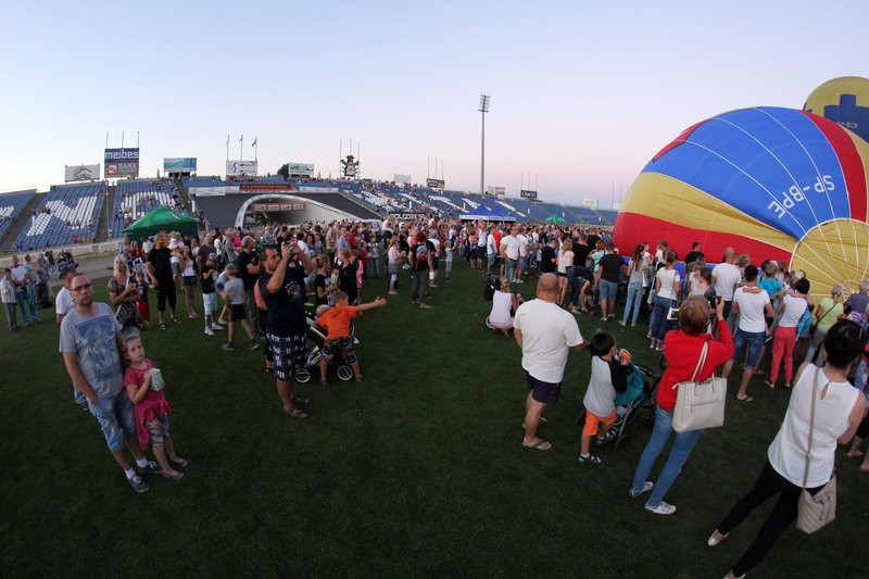 Balonowe widowisko na stadionie (zdjęcia)