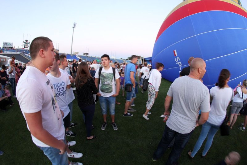 Balonowe widowisko na stadionie (zdjęcia)