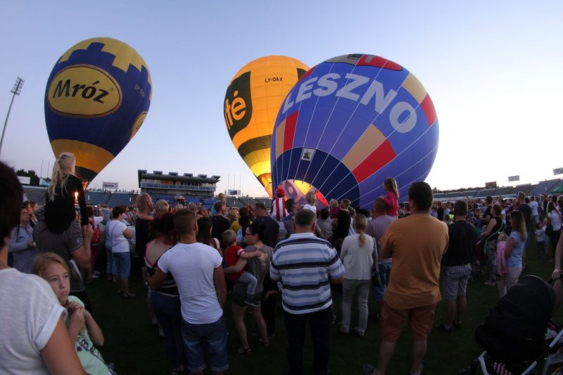 Balonowe widowisko na stadionie (zdjęcia)