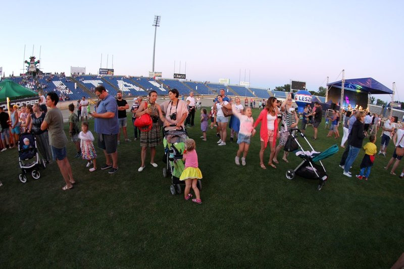 Balonowe widowisko na stadionie (zdjęcia)