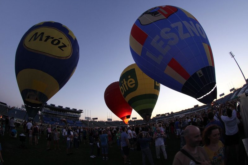 Balonowe widowisko na stadionie (zdjęcia)