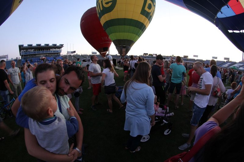 Balonowe widowisko na stadionie (zdjęcia)