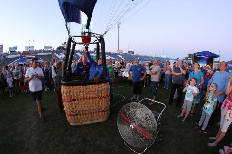Balonowe widowisko na stadionie (zdjęcia)