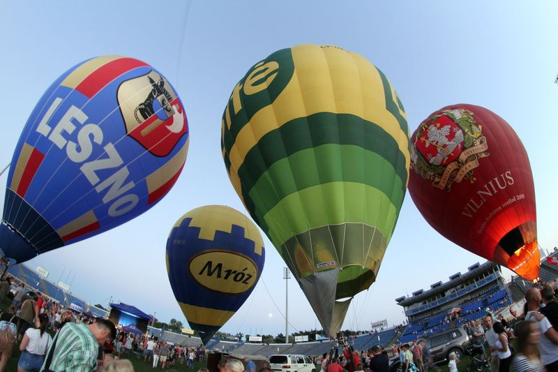 Balonowe widowisko na stadionie (zdjęcia)