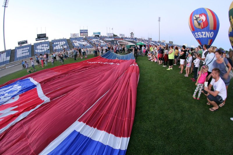 Balonowe widowisko na stadionie (zdjęcia)