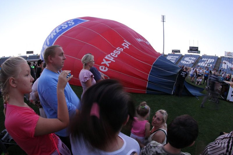 Balonowe widowisko na stadionie (zdjęcia)