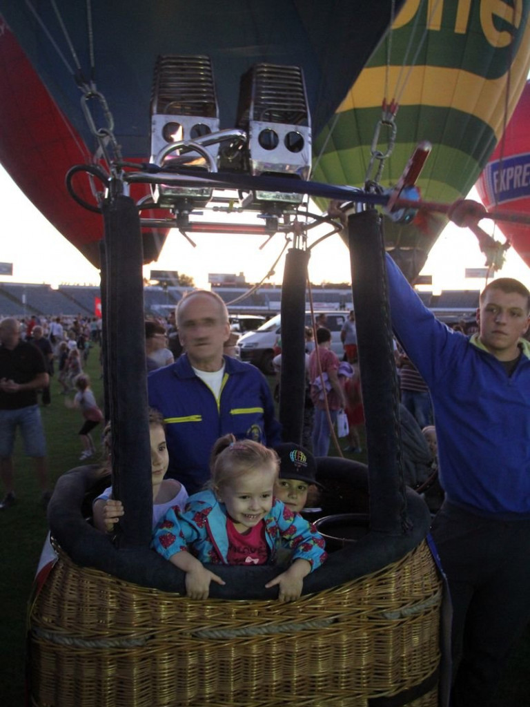 Balonowe widowisko na stadionie (zdjęcia)