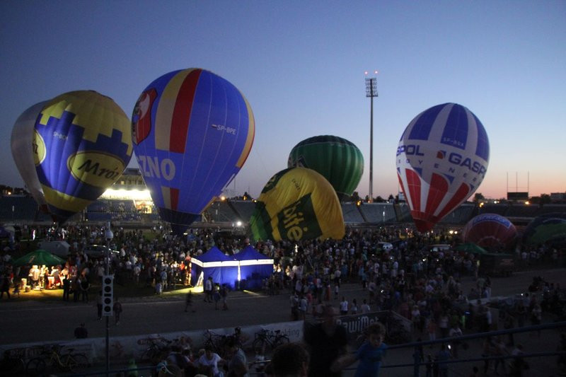 Balonowe widowisko na stadionie (zdjęcia)