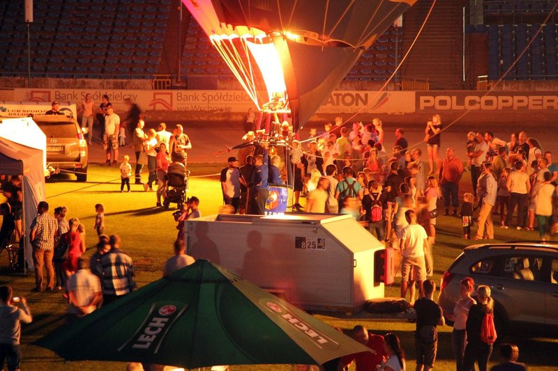 Balonowe widowisko na stadionie (zdjęcia)