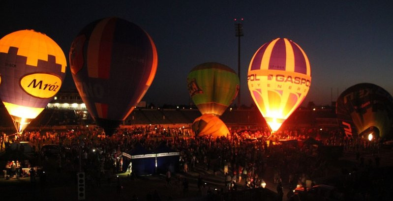 Balonowe widowisko na stadionie (zdjęcia)