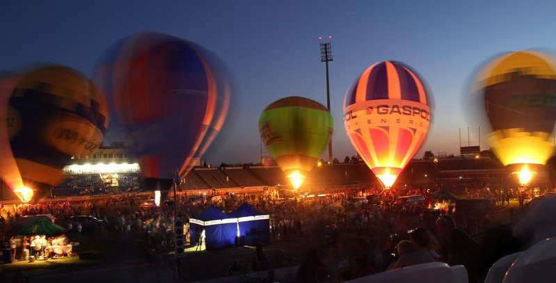 Balonowe widowisko na stadionie (zdjęcia)